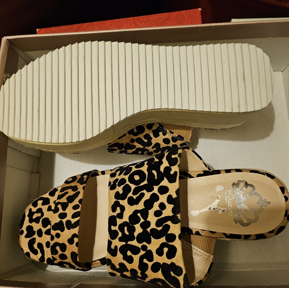 Shoe - Picture 3 of 4